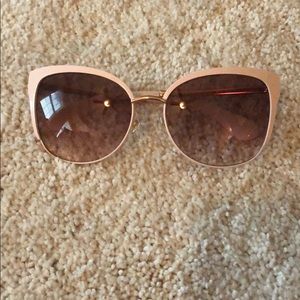 Super cute barely worn Kate Spade sunglasses.